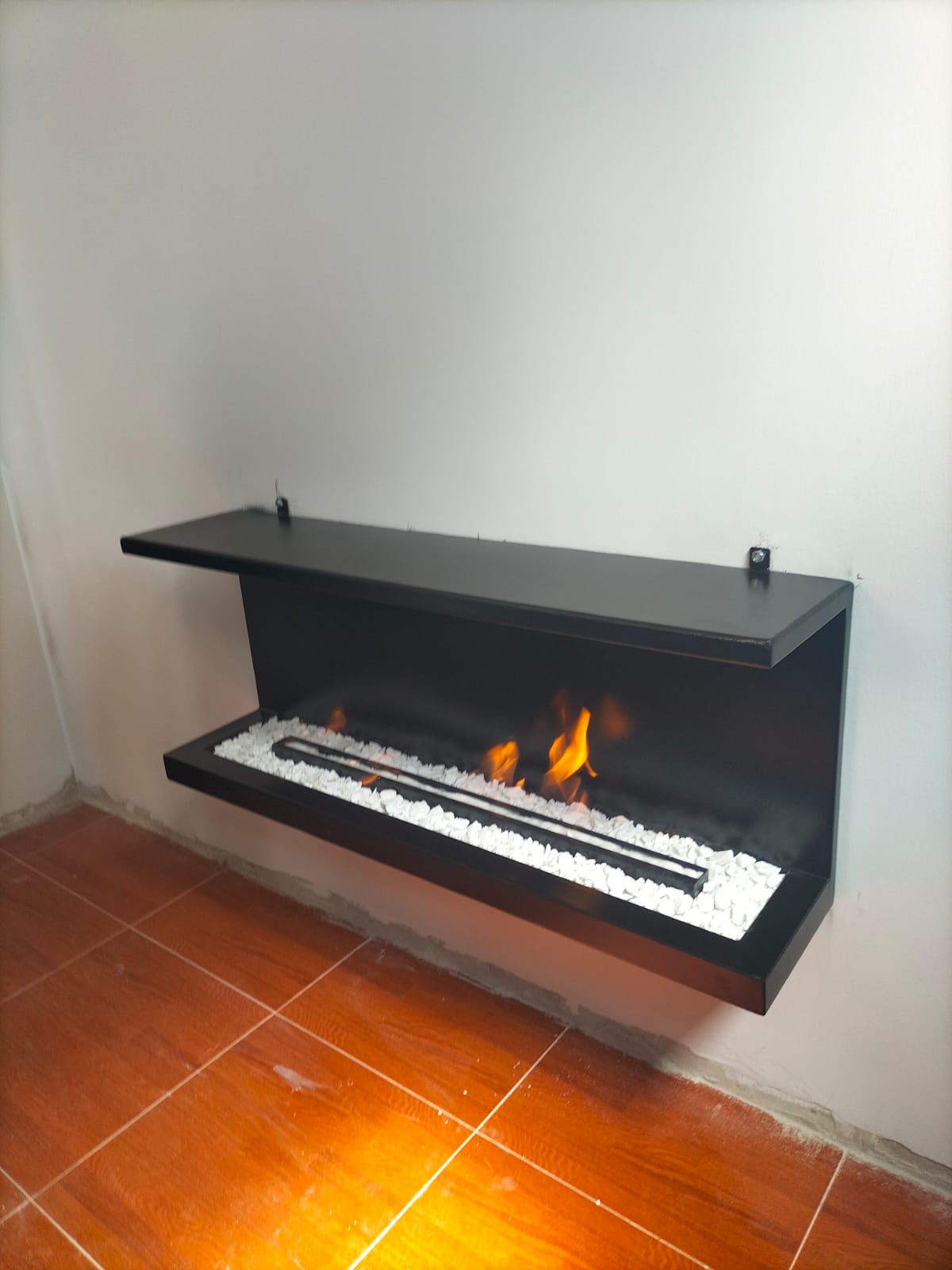Chimenea lineal a etanol en acero negro con llama
