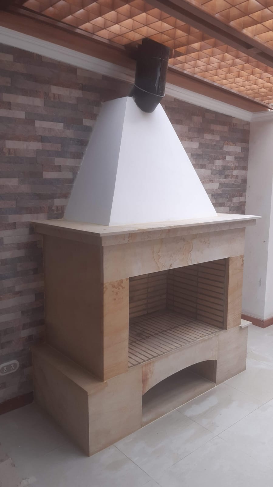 Chimenea en mármol travertino con campana blanca